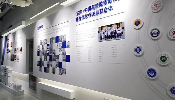 高校文化長(zhǎng)廊設(shè)計(jì)需要考慮哪些因素？